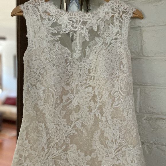 Pronovias ETQ - VESTIDO Elegant Mermaid gown crafted in rich Beautiful lace. - Picture 9 of 15